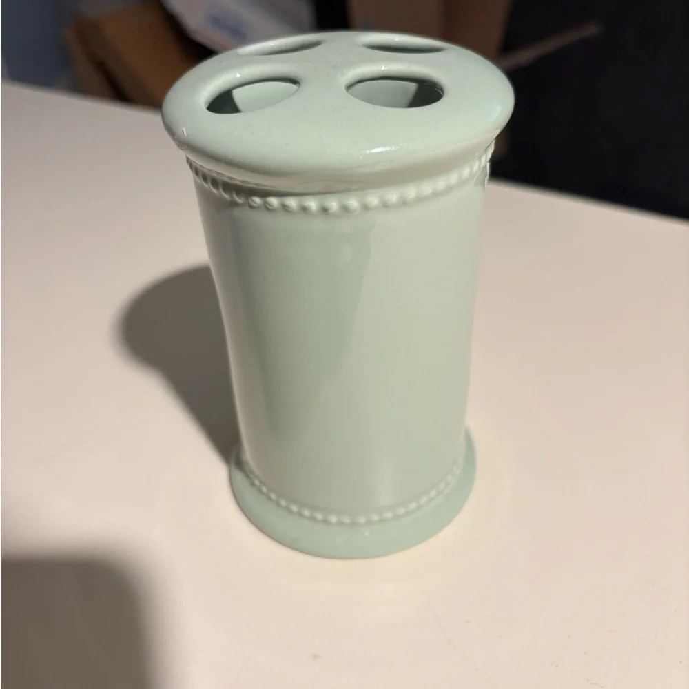 Elegant Green Ceramic Toothbrush Holder